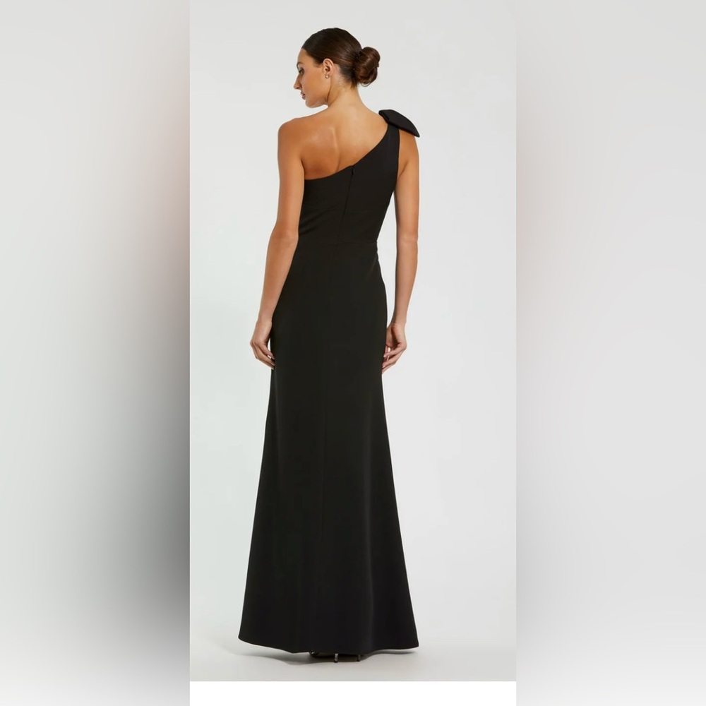 Elegant Black Sleeveless Dress - Picture 3 of 10